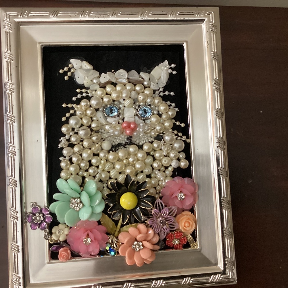 Handmade upcycled jewelry white pearl cat flowers silver frame blue eyes whisker - Picture 5 of 9